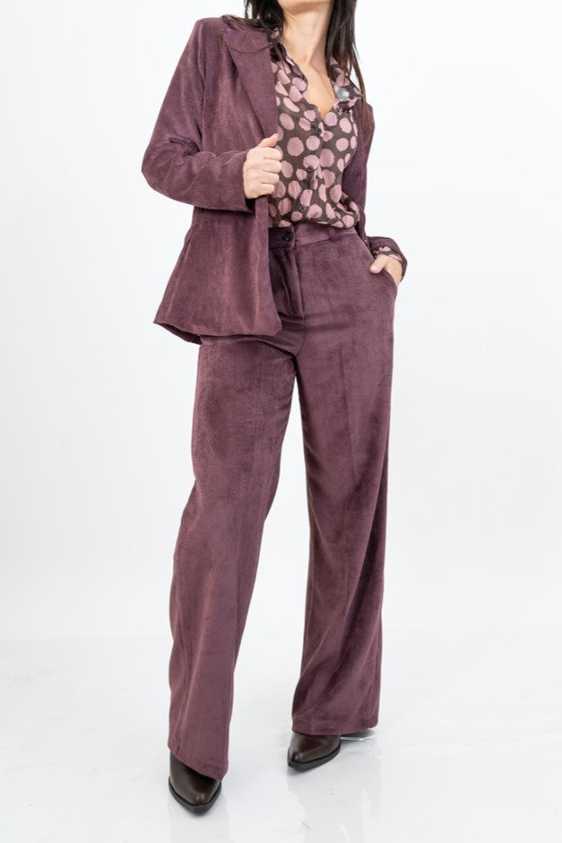 modella indossando Giacca Velvet Line effetto velluto a coste prugna colore