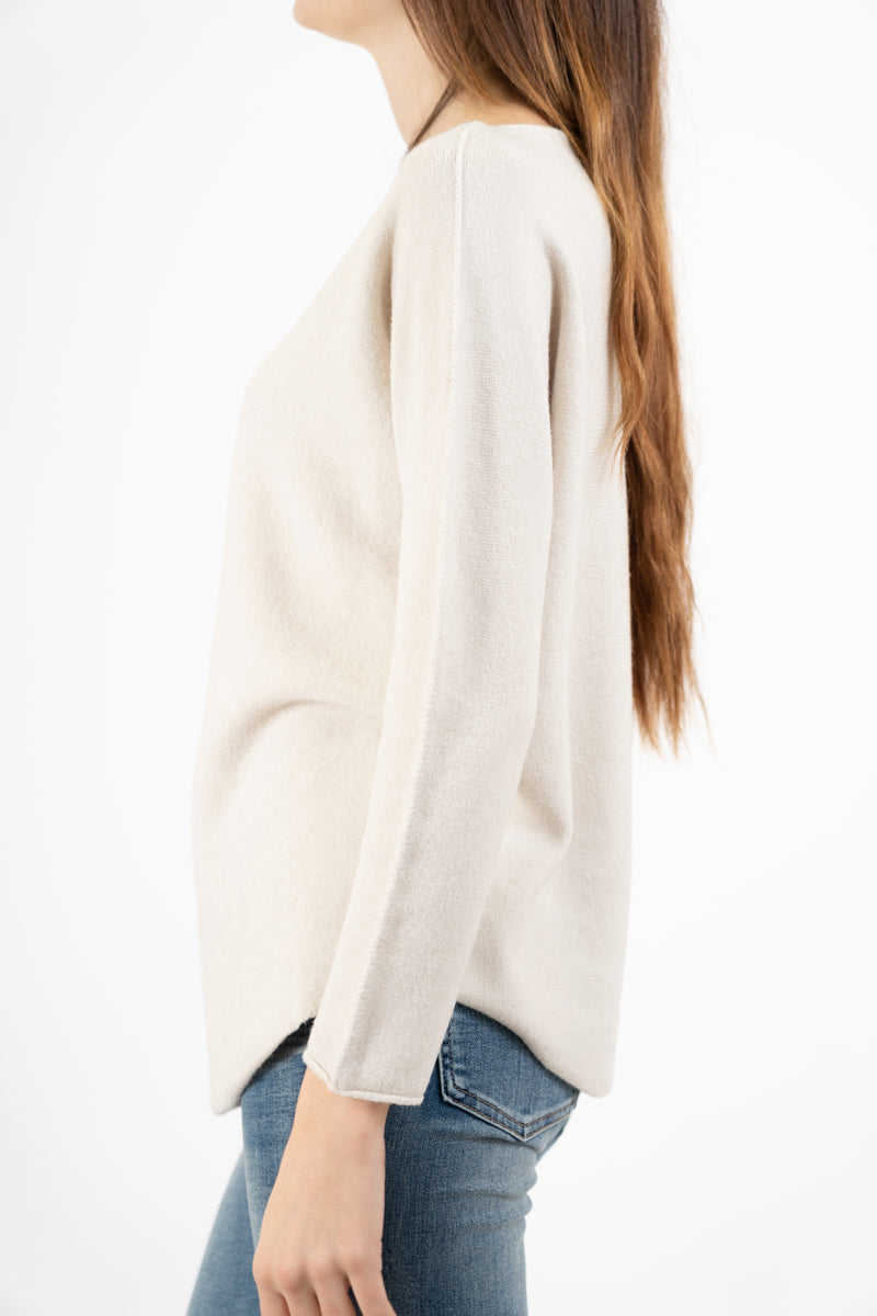 modella indossando Maglia over collo a barchetta con orlo stondato in viscosa colore