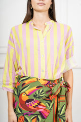 modella indossando Camicia in Cotone Leggero a Righe Bicolore Made in Italy colore