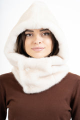 modella indossando Cappuccio scaldacollo in pelliccia sintetica ultra soft colore Avorio Unica
