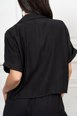 modella indossando Camicia corta con tasche in viscosa EasyWave con manica a pipistrello e bottoni effetto legno colore
