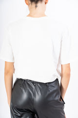 T-shirt in cotone con ricamo “mi mandi fuori di testa”