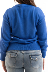 modella indossando Maglia over misto cotone con scritta ricamata “No Vabbé” colore