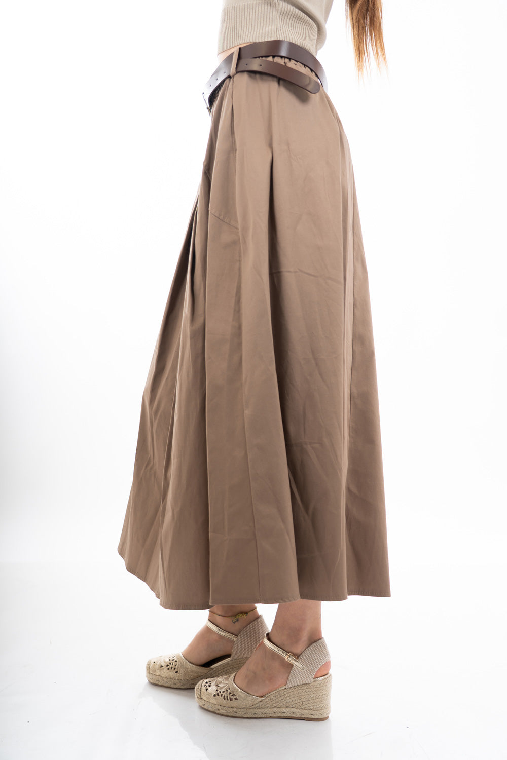 modella indossando Gonna midi con baschina e pieghe in cotone elasticizzato con cintura colore