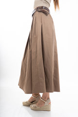 modella indossando Gonna midi con baschina e pieghe in cotone elasticizzato con cintura colore