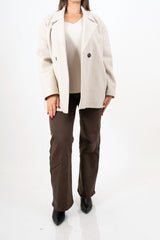 modella indossando Cappotto corto doppiopetto in panno morbido colore
