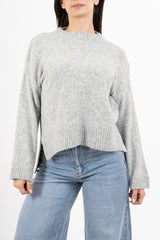 modella indossando Maglione over girocollo con fondo asimmetrico e spacchi laterali colore Grigio chiaro Unica