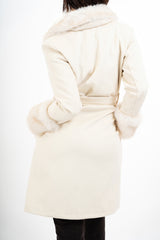 modella indossando Cappotto in panno rigato Marrone con collo in pelliccia colore