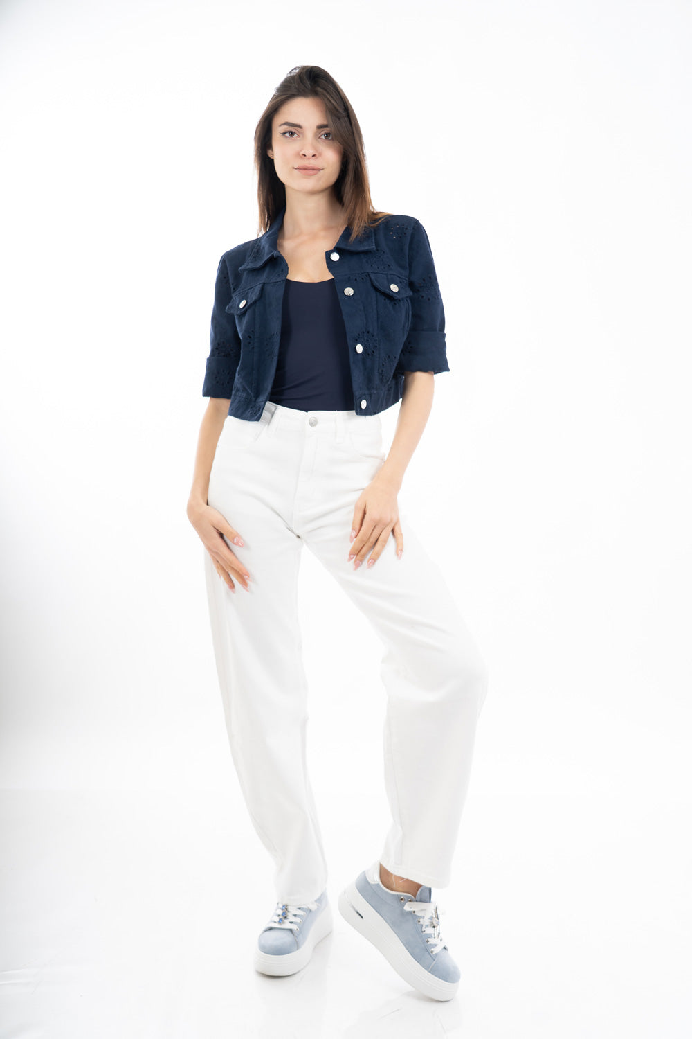 modella indossando Giacca crop in cotone stile denim con ricamo traforato e bottoni metallici colore