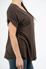 Maglia ampia in viscosa elasticizzata con scollo a V e incrocio sul retro.