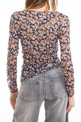 modella indossando Maglia in pizzo elasticizzato trasparente a fiori manica lunga colore