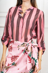 modella indossando Camicia Collo Coreana in Tencel a Righe Multicolor colore