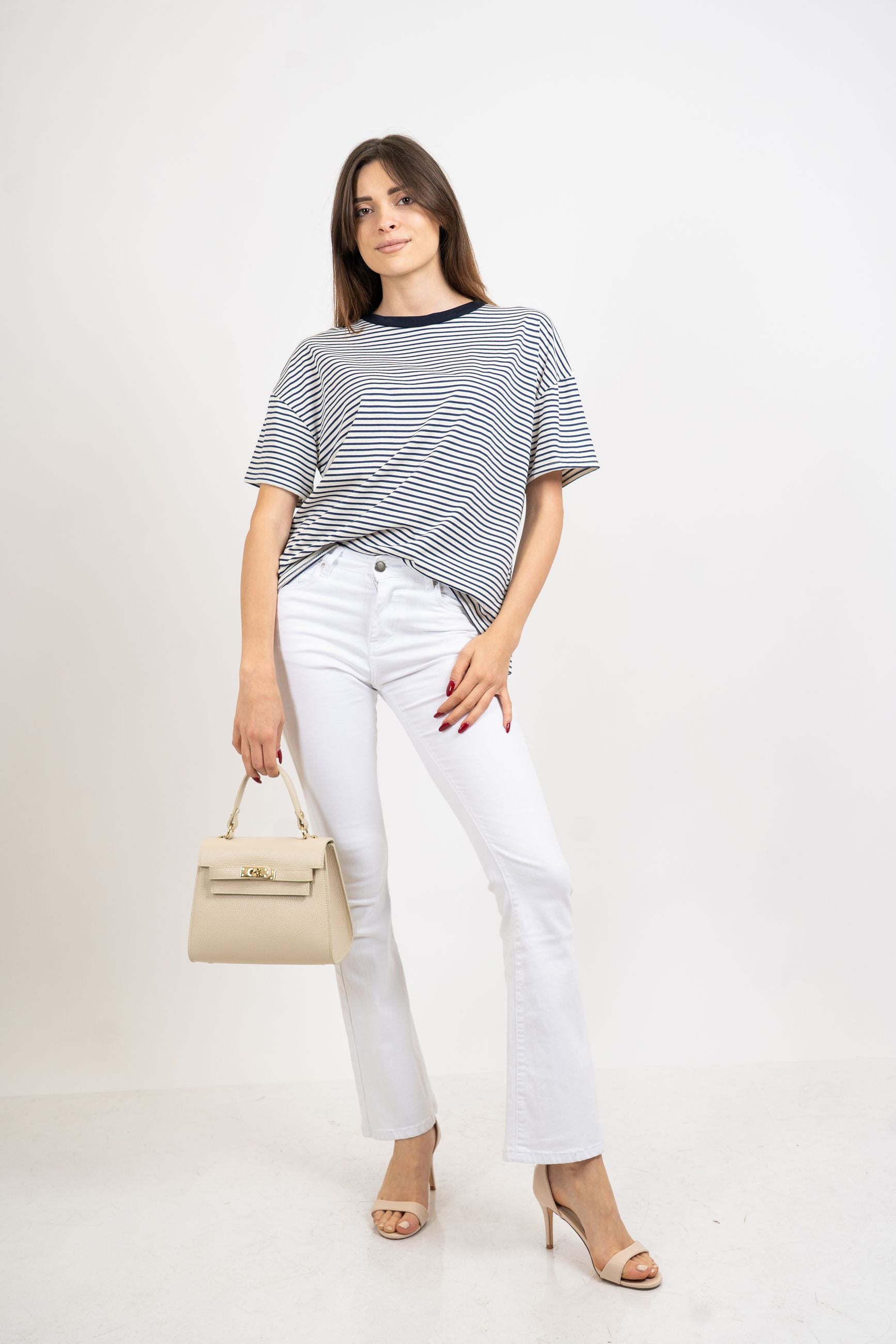 T-shirt rigata over con spacchetti.