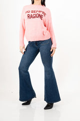 modella indossando Maglione girocollo con scritta “Ho sempre ragione” in misto lana Made in Italy colore