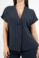 Blusa gessata a righe con scollo a V e piega incrociata Made in Italy.