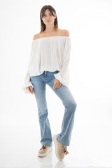 modella indossando Blusa in georgette velata con scollo elasticizzato e manica ampia sblusata colore