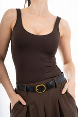 modella indossando Top canotta in maglina elasticizzata con scollo quadro colore Marrone Unica