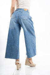 modella indossando Pantalone ampio denim leggero con pinces e tasche invisibili colore