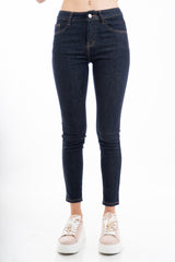 modella indossando Jeans slim dritto in cotone elasticizzato lavaggio scuro colore Denim Zero