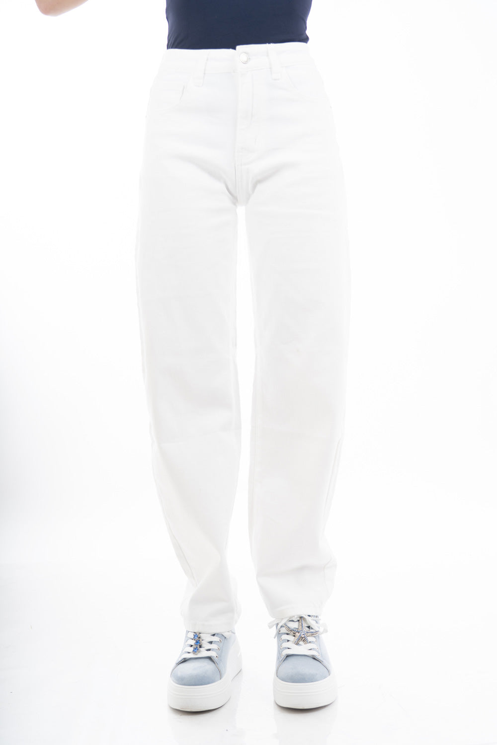 modella indossando Jeans bianchi wide leg in denim elasticizzato a vita alta colore Bianco
