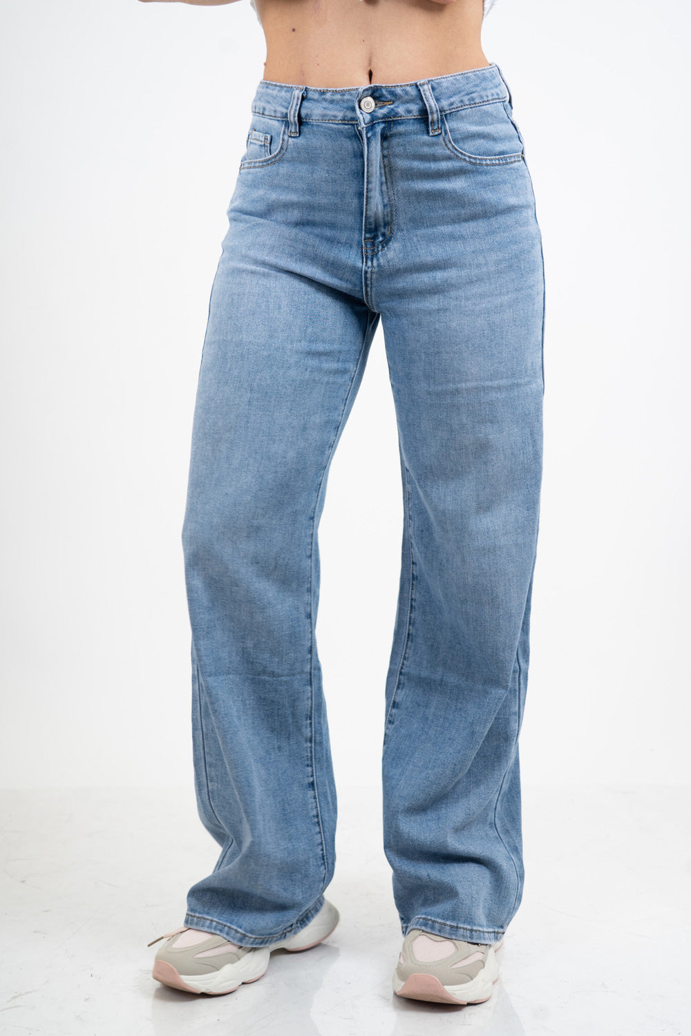 Jeans palazzo a vita bassa in denim lavaggio medio con gamba ampia.