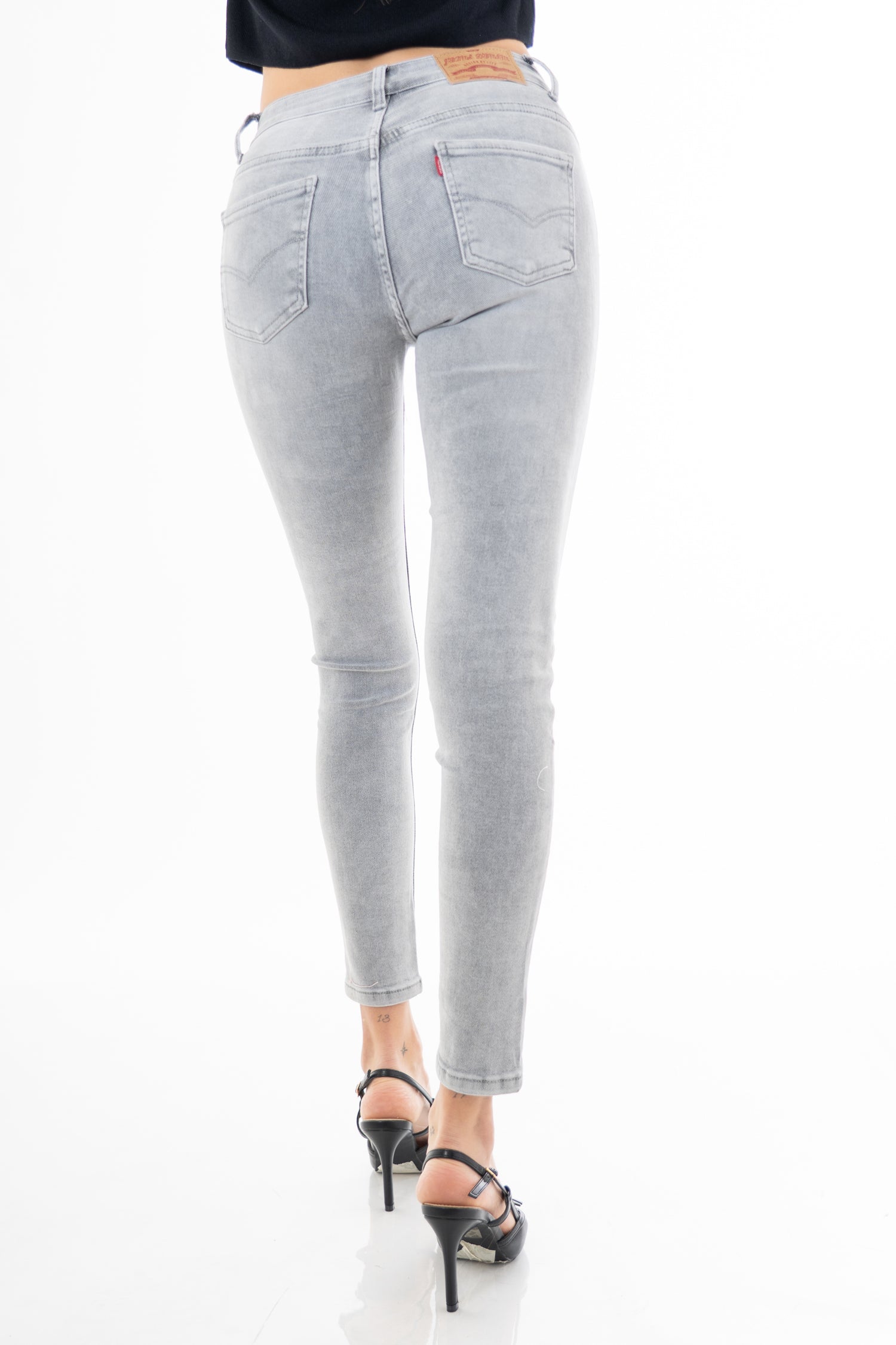 modella indossando Jeans slim fit grigio chiaro lavaggio used in denim cotone e lyocell colore