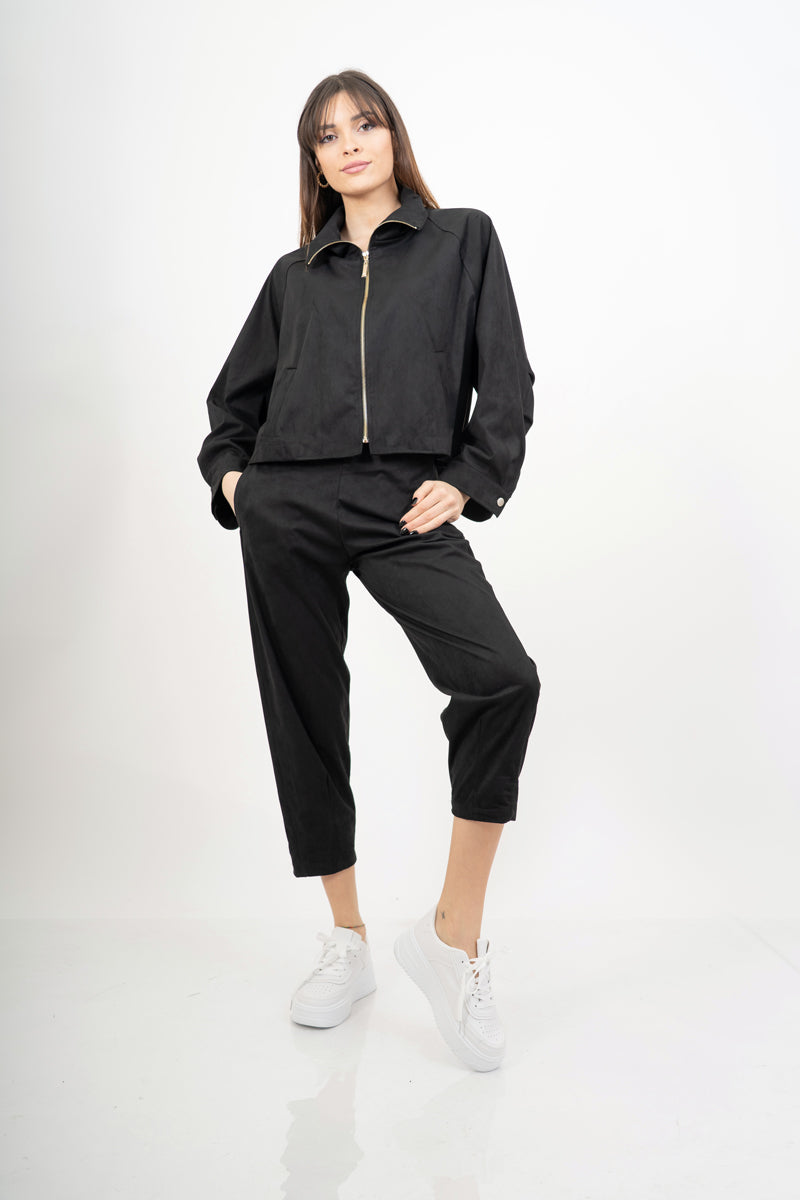 modella indossando Pantalone cropped in tessuto effetto dainetto elasticizzato colore