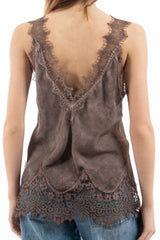 modella indossando Top con pizzo in viscosa satinata scollo a V colore