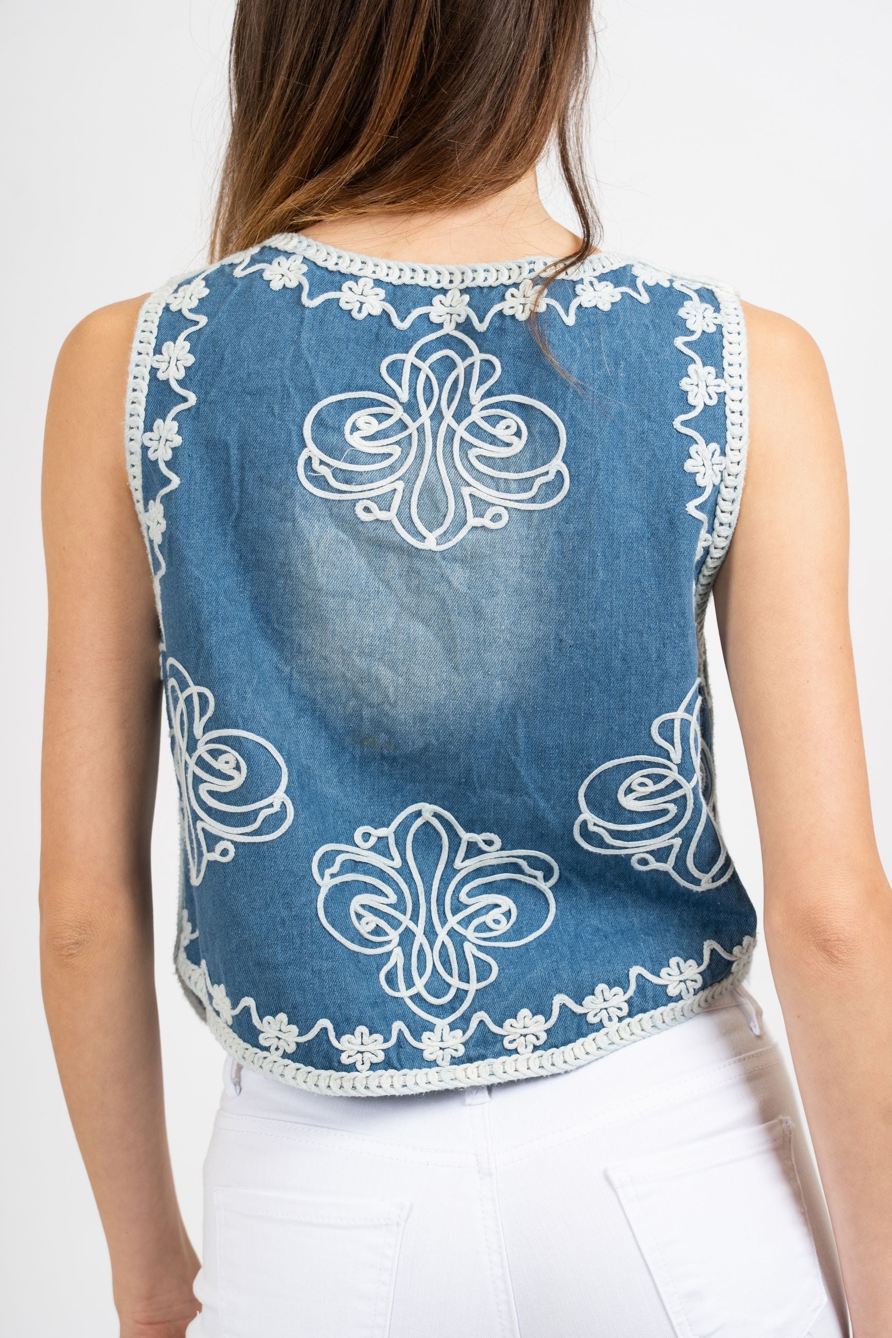 Gilet denim ricamato con perle e paillettes.