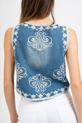 Gilet denim ricamato con perle e paillettes.