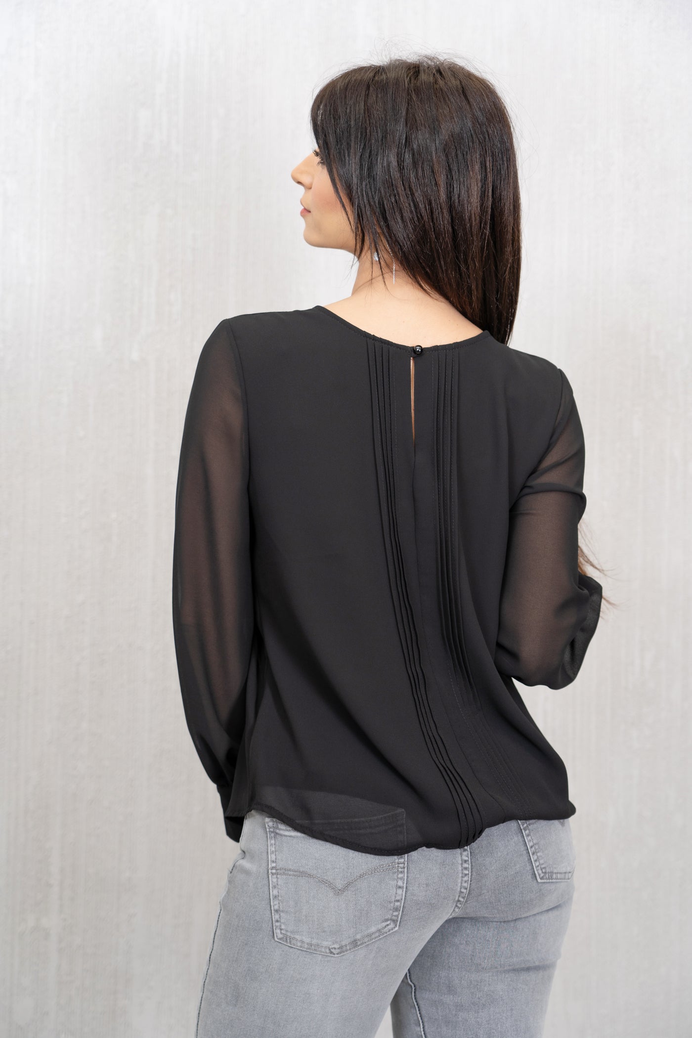 Blusa in georgette con pieghe frontali – Nera