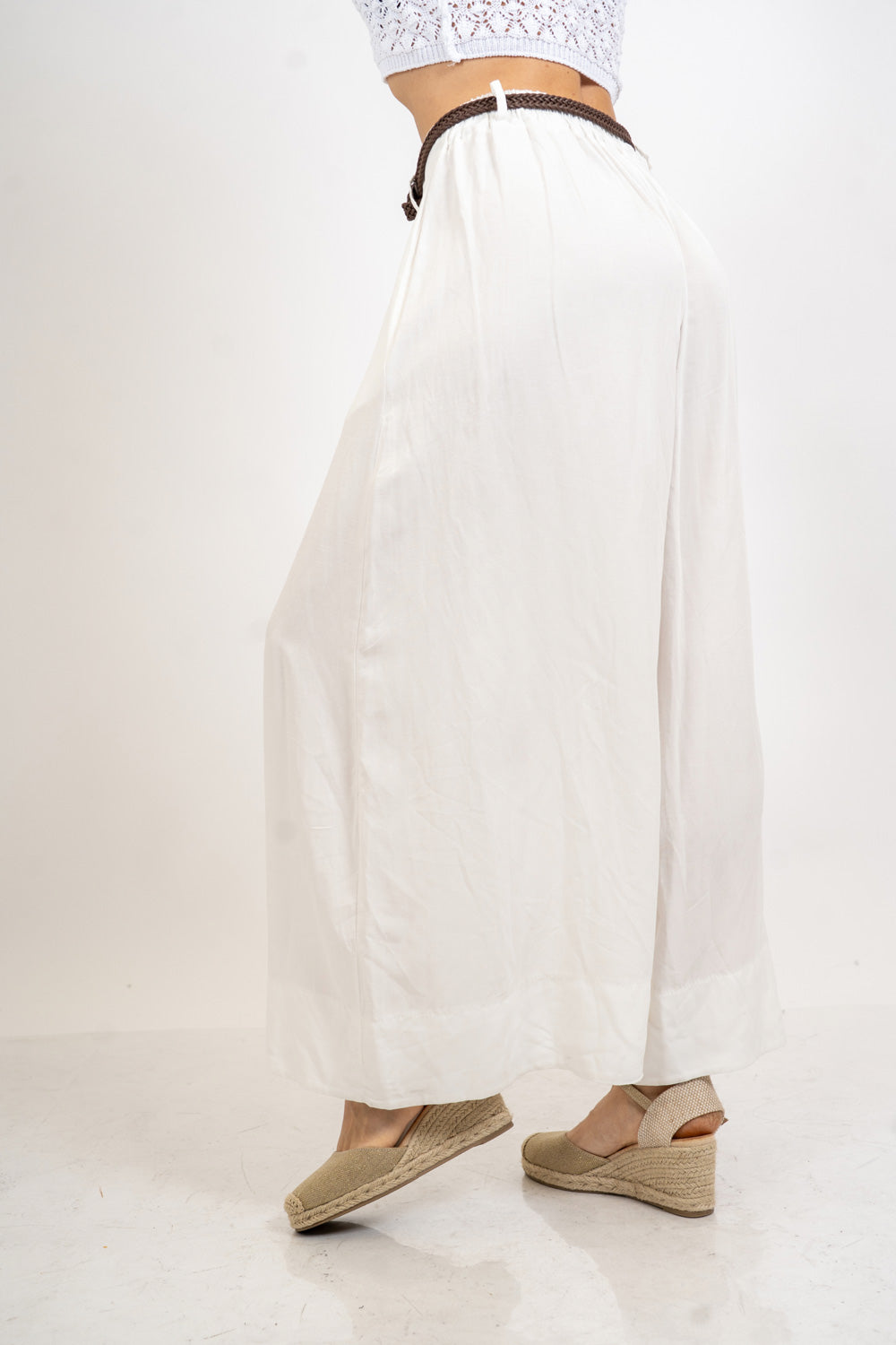Pantalone balloon cropped in misto lino con cintura intrecciata.