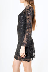 modella indossando Abito corto in microrete elasticizzata con ricamo di paillettes colore