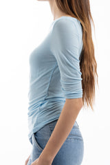 modella indossando Maglia scollo barca in viscosa e seta manica 3/4 Made in Italy colore
