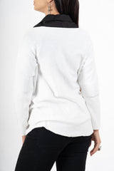 modella indossando Maglia over con scollo a V e orlo stondato in viscosa colore