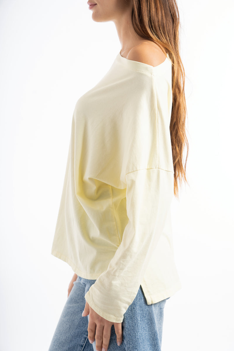 modella indossando Maglia over in cotone elasticizzato con scollo ampio e spacchi laterali colore