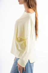 modella indossando Maglia over in cotone elasticizzato con scollo ampio e spacchi laterali colore