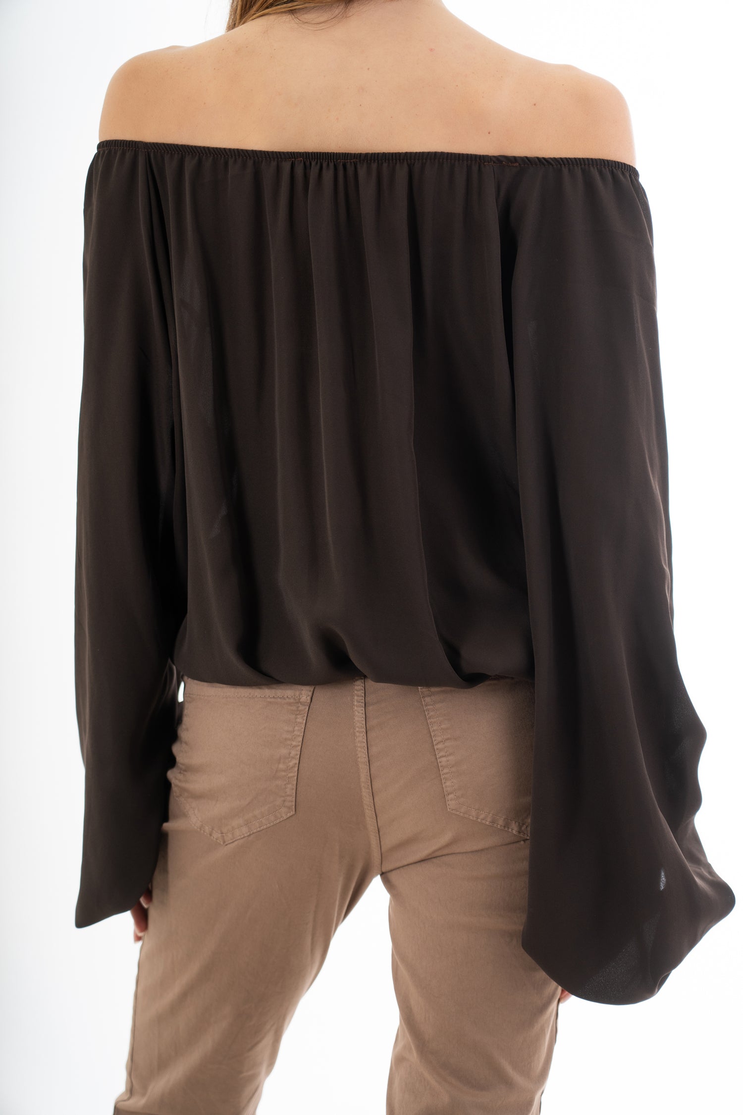 modella indossando Blusa in georgette velata con scollo elasticizzato e manica ampia sblusata colore