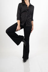 modella indossando Camicia avvitata in cotone elasticizzato nera colore