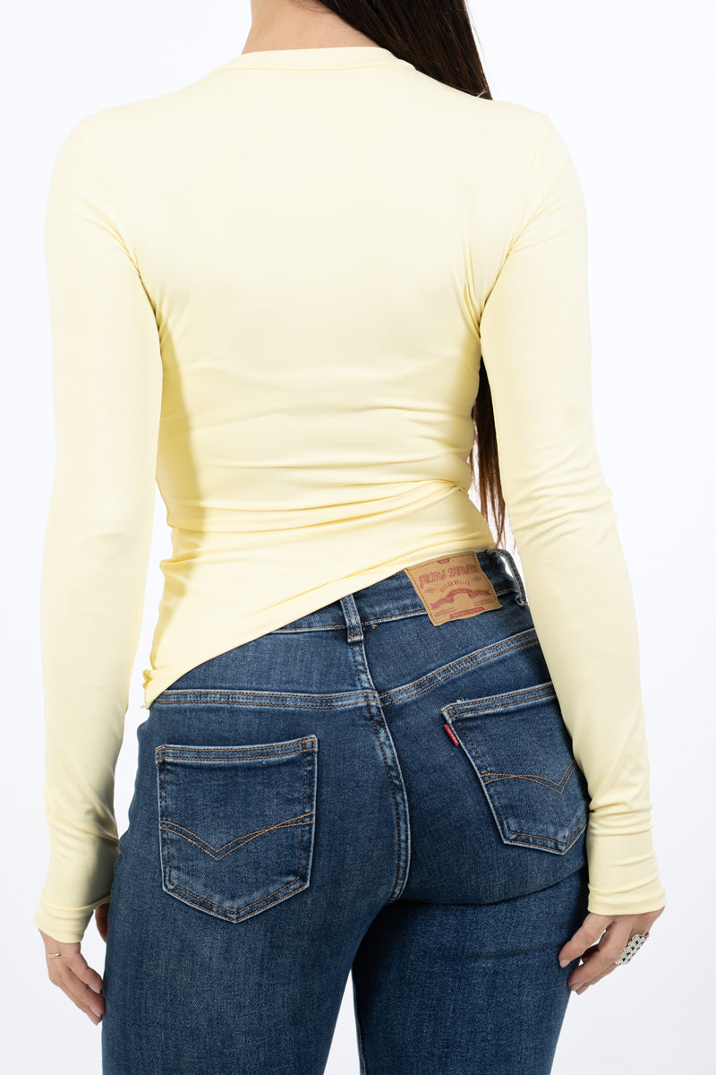 modella indossando Maglia serafino in maglina elasticizzata con foro per il pollice colore