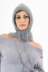 modella indossando Balaclava in maglia con coulisse regolabile Made in Italy colore Grigio Unica