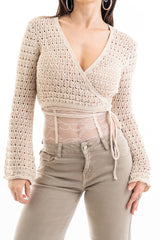 modella indossando Coprispalle scalda-cuore traforato in filato misto modal colore Beige Unica