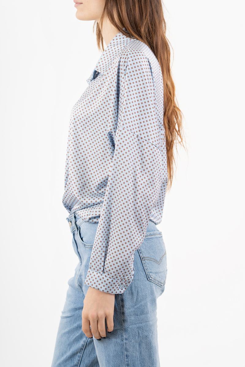 modella indossando Camicia in raso a pois con colletto classico e scollo a V colore