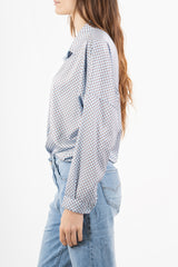 modella indossando Camicia in raso a pois con colletto classico e scollo a V colore