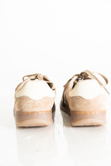 modella indossando Sneaker beige effetto suede con suola comfort colore