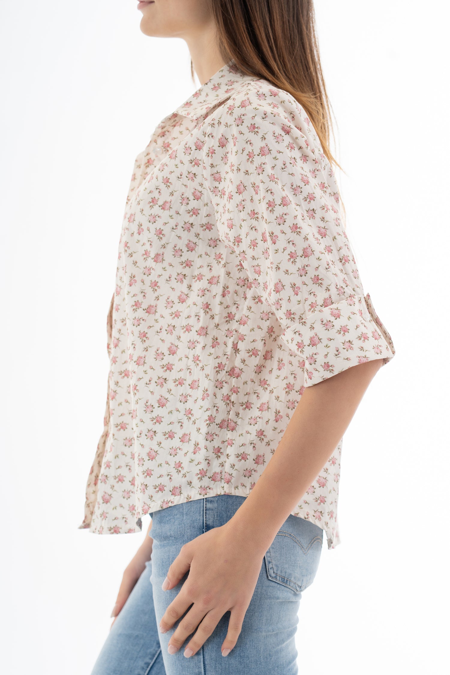 modella indossando Camicia in cotone 100% fantasia floreale provenzale con manica al gomito colore Rosa Unica