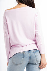 modella indossando Maglia over in cotone elasticizzato con scollo ampio e spacchi laterali colore