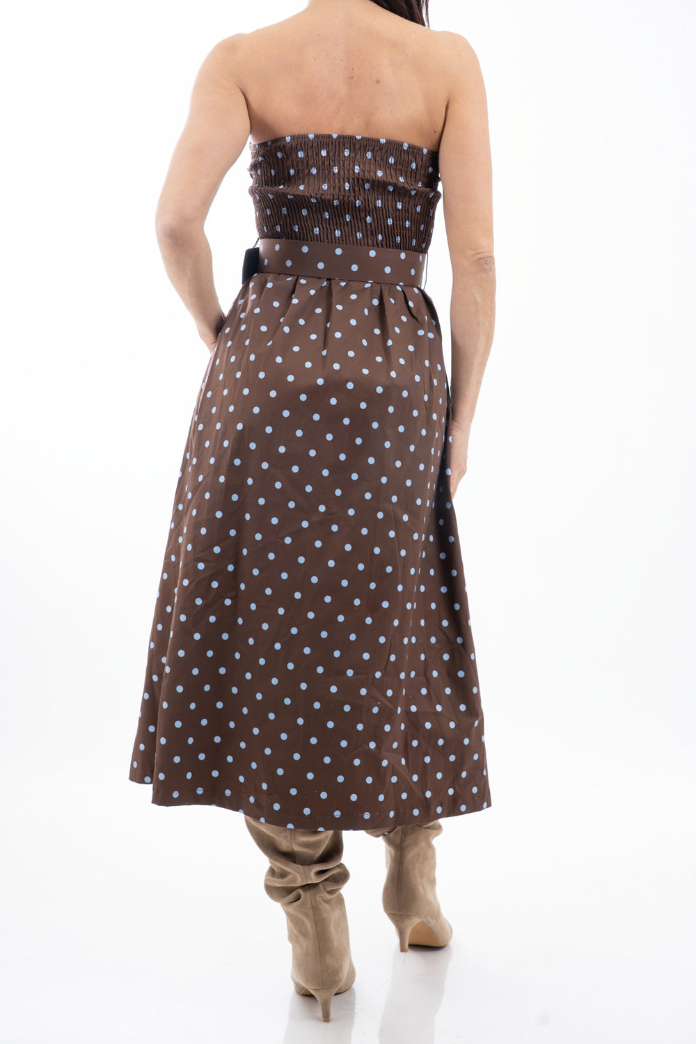 modella indossando Abito midi a pois in cotone elasticizzato con fascia in vita colore