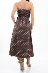 modella indossando Abito midi a pois in cotone elasticizzato con fascia in vita colore