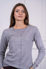 modella indossando Cardigan Elowen scollo V colore Grigio Unica